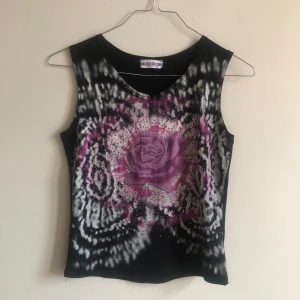 Linne med ros  - Svar linne med ros motiv från VILA. Står som storlek M passar även S. 