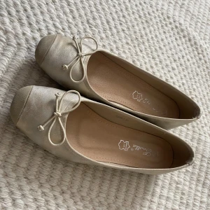 Ballerinaskor - Oanvända guldiga ballerinaskor