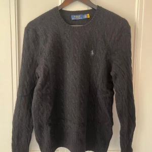 Ralph Lauren kashmirtröja  - Ralph lauren kashmirtröja i färgen svart. Storlek L men passar S. 10% Kashmir och i fint skick. Köp för endast 599kr