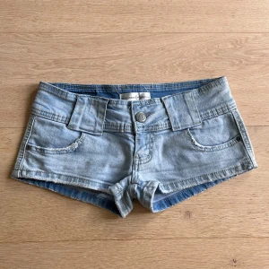 Blå jeans Shorts xxs xs - lågmidjade shorts som tyvärr är för små för mig. Det står stl 28 i de men skulle säga att de är närmare xs eller xxs, se bild 3 o 4 för mått. Står även Alexander McQueen i de men tror däremot inte de är äkta då det står MG i märket istället för MC