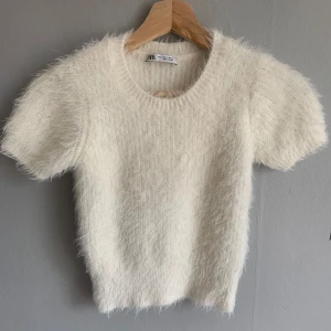 Stickad zara t-shirt - Super fin stickad tröja som är ny tvättad i hand tvätt och använd få gånger. 