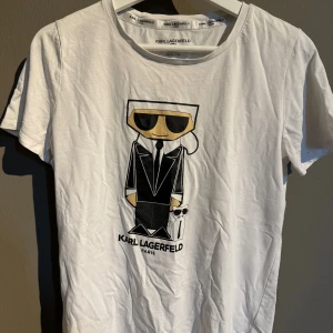 Karl lagefeld tröja - Nypris runt 1000kr och bra skick förutom en fläck som syns på sista bilden