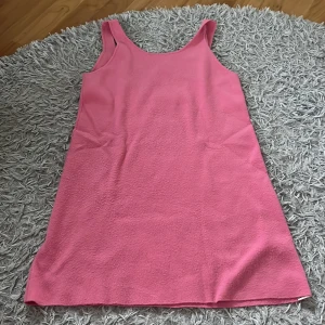 Rosa klänning från Zara - En enkel och stilren rosa klänning från Zara. Klänningen är ärmlös och har en rak passform. Är i ett jättefint skick och super skön!