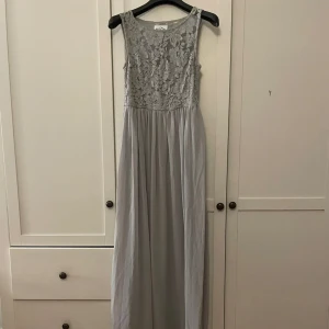 Balklänning stl 34 - Fin balklänning använt en gång🥰🥰 Passar mig i längden som är 164cm lång!  Dragkedja på sidan  Lite fransig nertill men inget som inte går att fixa. 