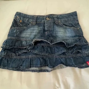 volang jeans kjol - super super fin jeans kjol köpt på plick. aldrig använd eftersom den var för stor. köpt för 450