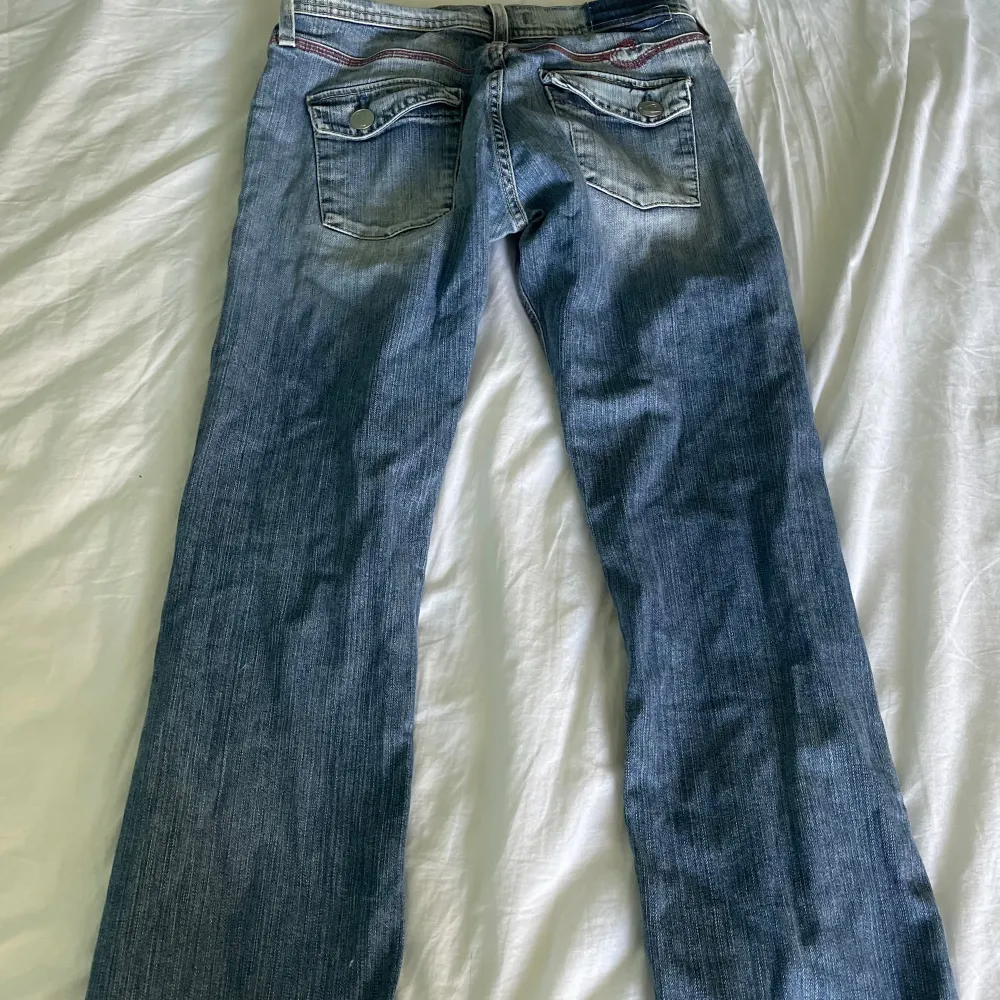 Skitsnygga jeans med låg midja och coola fickor som jag tyvärr måste sälja då de inte passar mig. De är i toppen skick men skulle säga att de är aningen små i storleken. Tveka inte med att skriva vid fler frågor!💕. Jeans & Byxor.