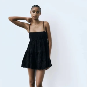  Zara klänning -  Säljer denna jättefina svarta klänning från Zara💕 säljer då jag inte använder den längre men den har inga defekter och är i väldigt bra skick. Passar XS och S då jag själv har massa kläder i båda storlekar. Slutsåld och eftertraktad❤️