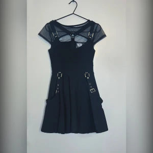 Killstar Kounter Kulture klänning - Killstar Kounter Kulture klänning Strl S, mått enligt bild nr 4. Sparsamt använd Jättefint skick! Nypris ca 530 exklusive frakt och import 