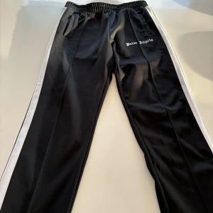 Palm Angels byxor  - Tjena! Säljer dessa då de inte kommer till användning längre! Tveka inte hör av dig vid frågor!