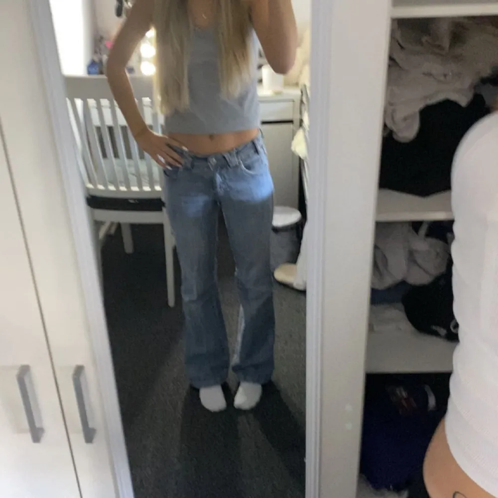 Säljer dessa lågmidjade bootcut jeans för dom ej kommer till användning. Super bra skick och super sköna. Använd ibte köp nu. Jeans & Byxor.