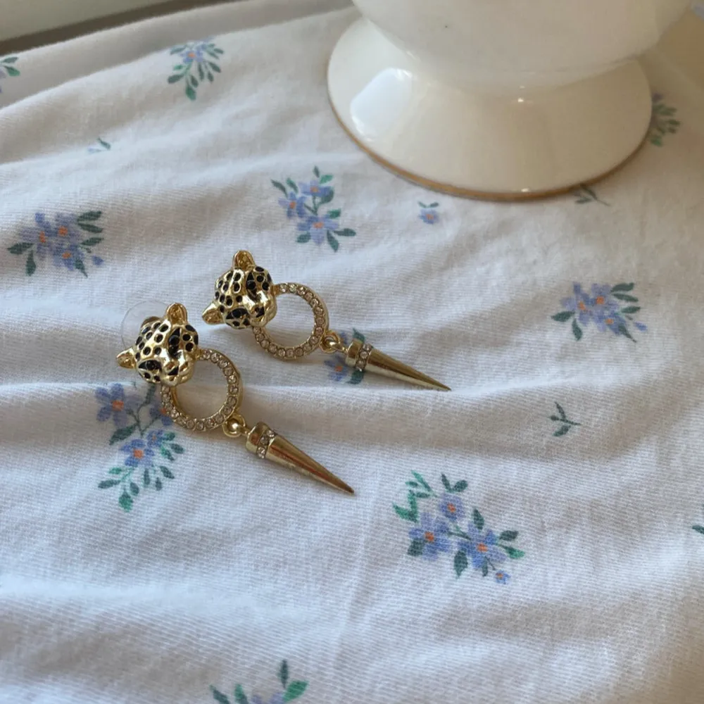 Jätte jätte snygga leopardörhängen i guld färg som har används väldigt lite och är i bra skick! Hör av er vid intresse! 💋. Asusteet.