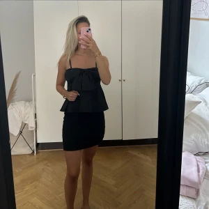 Topp med rosett  - En topp med stor rosett fram. Sparsamt använd och i fint skick. Från bikbok i storlek 36. 🌸🌸🌸