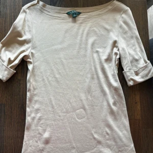 Ralph Lauren - Säljer en jättefin ralph Lauren tshirt då den inte kommer till användning. Den är i nyskick och tidigare köpt från Vinted. Kom privat för fler bilder/frågor ❤️pris går absolut att diskutera ❤️