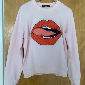 sweatshirt med tryck - cool sweatshirt i nyskick som säljs då den endast använts en gång🙌🏼🔥🩷 En liten fläck som syns på sista bilden, men borde gå bort i tvätten😜