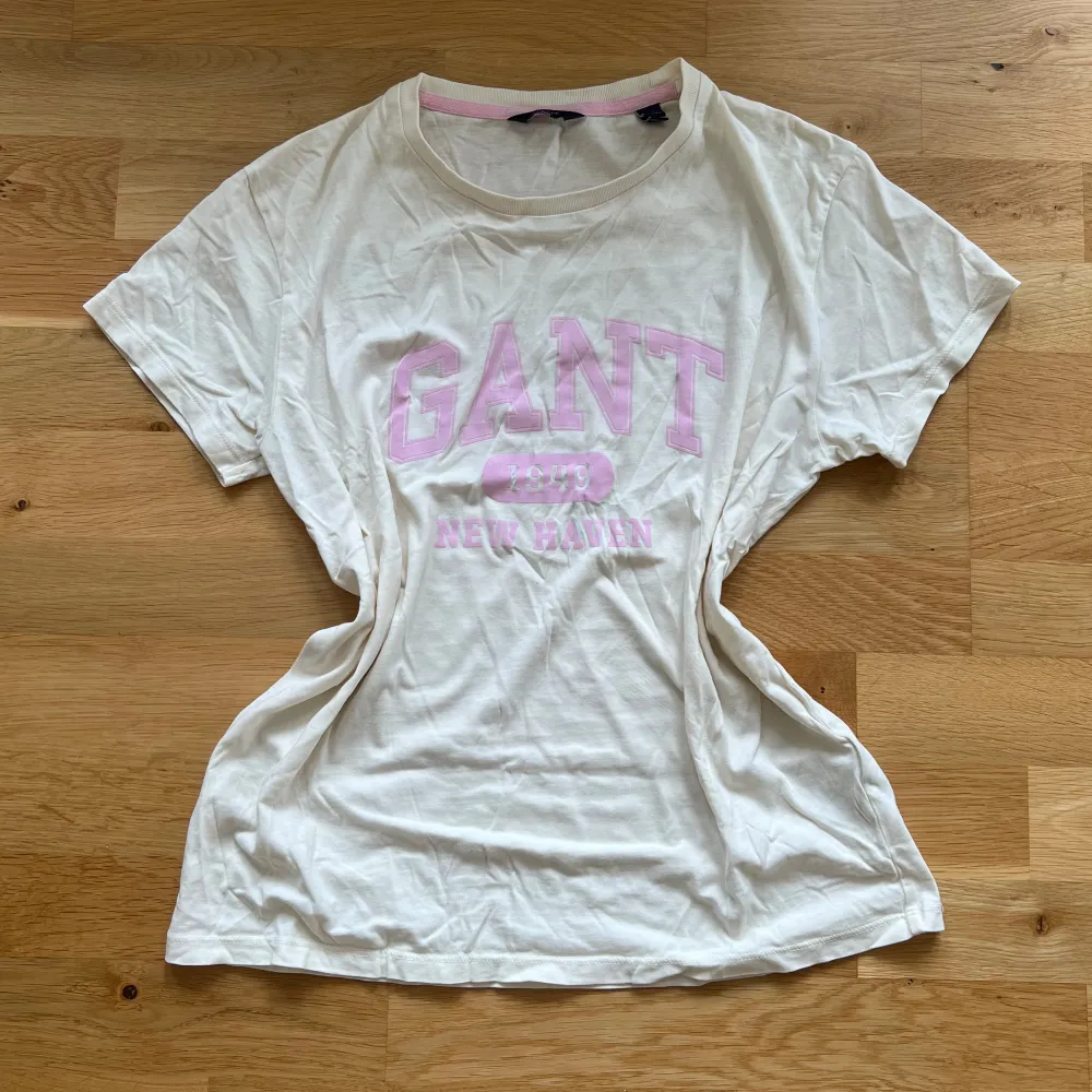 Fin t-shirt från Gant! 💖 Kontakta mig vid intresse och tveka inte med att ställa frågor 🥰. T-shirts.