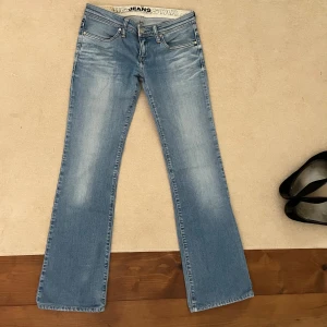 Lågmidjade big star jeans - Midjemått(rätt över): 35 cm Innerbenslängd: 73 cm (För små för oss därav inga bilder på, passar någon som är xxs/xs, ca 160 cm lång)  Skriv om ni har några frågor💗//Perfectjeans