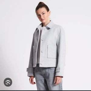 Grå kappa  - Säljer denna grå kapp ifrån lager 157! Säljer pågrund av att den aldrig kommer till användning! Endast använd nån gång o h har super fint skick❤️