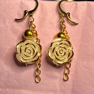 Golden roses🤍💛 - Söta guldiga örhängen med rosor och guldiga detaljer. Gjorda av mig, i rostfritt stål🤍💛