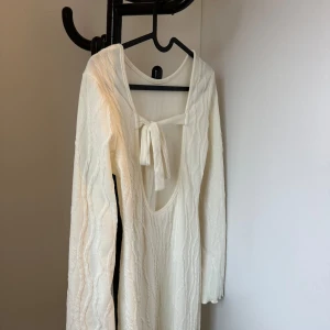 Lång vit klänning med öppen rygg - Öppen rygg på klänningen , aldrig använd