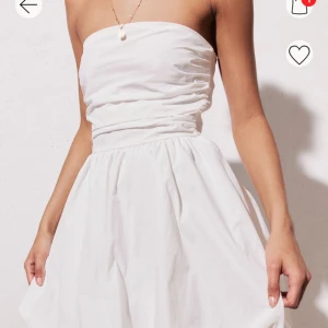 Vit klänning  - Vit klänning från hm, säljer för att jag inte änvänder längre, den är xs men skulle mer säga att den är xxs. Skriv gärna och fråga efter fler bilder❤️