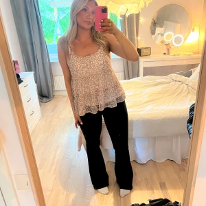 Linne i blommigt mönster - Linne med gröna och rosa blommor med vit bakgrund💕