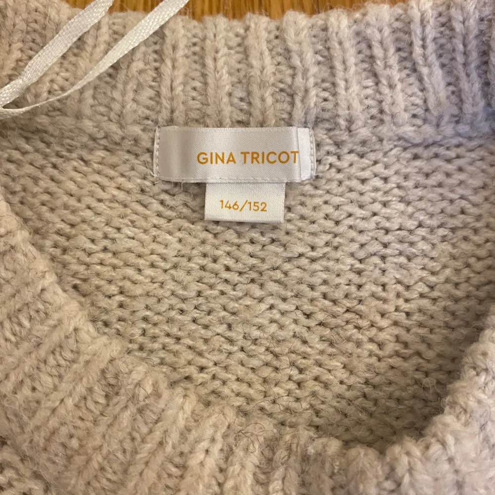 Säljer en supermysig grå stickad tröja från Gina Tricot. Den har ett snyggt flätmönster på framsidan och ärmarna, och är perfekt för höst och vinter. Tröjan är i storlek 146/152 och har långa ärmar men passar mig som har storlek S i tröjor. Den är i nyskick och väldigt bekväm att ha på sig💖. Tröjor & Koftor.