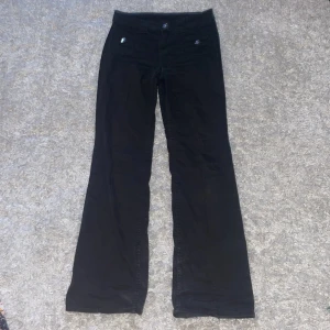 Flared jeans h&m - Dessa byxorna är i ganska bra skick men den enda defekten som är på dem är att de är ytterst lite slitna längst nere på byxbenet.💕