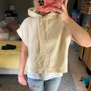 Beige ärmlös hoodie - Säljer en snygg beige ärmlös hoodie. Perfekt till hösten och passar till nästan allt!