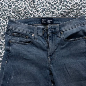 Lågmidjade jeans från GAP - Skit snygga lågmidjade jeans från GAP. De är i en jättefin ”wash” med slitning. 🥰🥰🥰