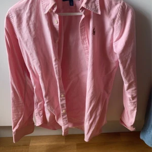 Ralph lauren skjorta  - Tja! Säljer nu min använda Ralph lauren skjorta i gott skick. Storleken är S men sitter som XS. Vid frågor är det bara att höra av sig! 
