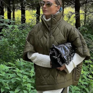 Hm cape  - Super fin och eftertraktad cape / poncho från hm 💛använd fåtal ggr, säljer då jag har för mpnga liknande 