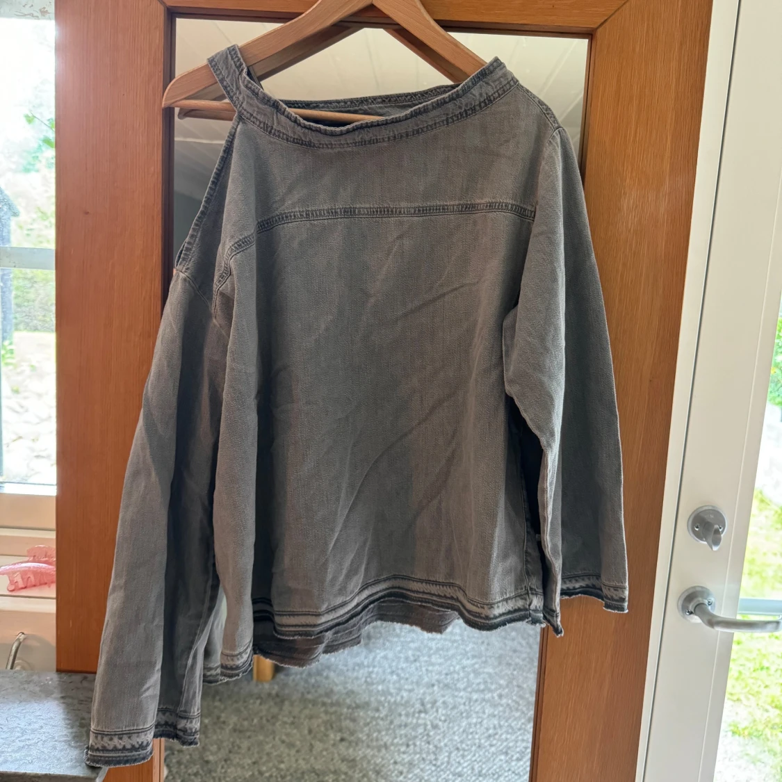 Grå off-shoulder tröja - 90