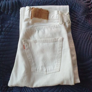 Vita levis 501 - Vita levis 501i fint skick. Det enda är lappen som är trasig och lite missfärgning på fickan.  W31 L30