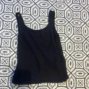 Linne - Säljer nu mitt svarta linne/topp men en snygg ringning eftersom att den är för liten för mig ! Den är använd Max 2 ggr och märkte att den var för liten när jag kom hem ( köpte 8 timmar ifrån där jag bor) så jag kunde inte byta! priset går att diskut💕