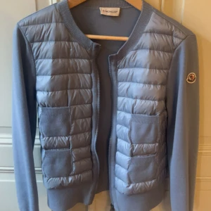 INTRESSEKOLL Ljusblå Moncler cardigan - Intressekoll på denna as coola cardigan från Moncler! Den har inte kommit till så mycket användning. Kan tänka mig sälja till bra pris, men kan även tänka mig byta mot något annat. Nypris ca 8.700kr 💞