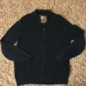 En full-zip Murrey tröja  - En riktigt fet full-zip tröja utan några skador, näst intill nyskick. Tröjan är i M men kan passa S. Vid fler frågor är det bara att skriva