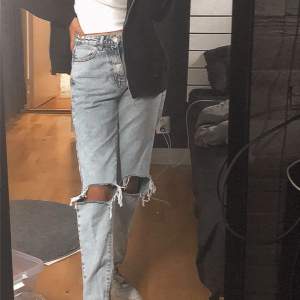 Blå dagny jeans med hål från Gina Tricot. Köpta för 499kr. Ena hålet är lite sönder som ni ser på sista bilden vilket har gjort att det är lite större men inget man ser från långt håll