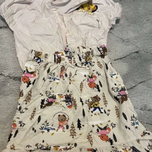 Barn kläder - Jätte fin skjorta och kjol för barn. Storlek Eu 140