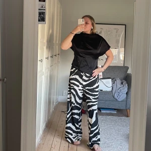 Topp - Jättefin topp i satin. Jättelik den populära från HM. Finns ingen lapp i så kan inte säga exakta märket. Storlek L men skulle passa M med