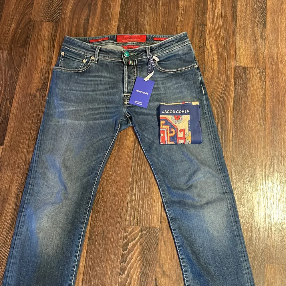 Säljer nu dessa Jacob Cohen ”622” jeans (slim) i mycket bra skick. Man får med en Jacob Cohen duk och en liten text😊 hör av er vid eventuella frågor eller funderingar🙃. Jeans & Byxor.