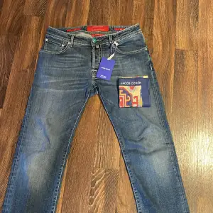 Säljer nu dessa Jacob Cohen ”622” jeans (slim) i mycket bra skick. Man får med en Jacob Cohen duk och en liten text😊 hör av er vid eventuella frågor eller funderingar🙃