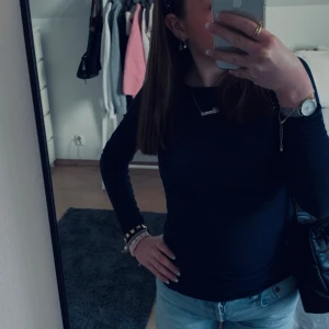 Intimissimi tröja - Säljer denna fina intimissimi tröja då den ej kommer till användning mer. Använd fåtal gånger. Pris kan alltid diskuteras. Kan även tänka mig att byta mot annan färg. Hör av er vid intresse! 🫶🏼