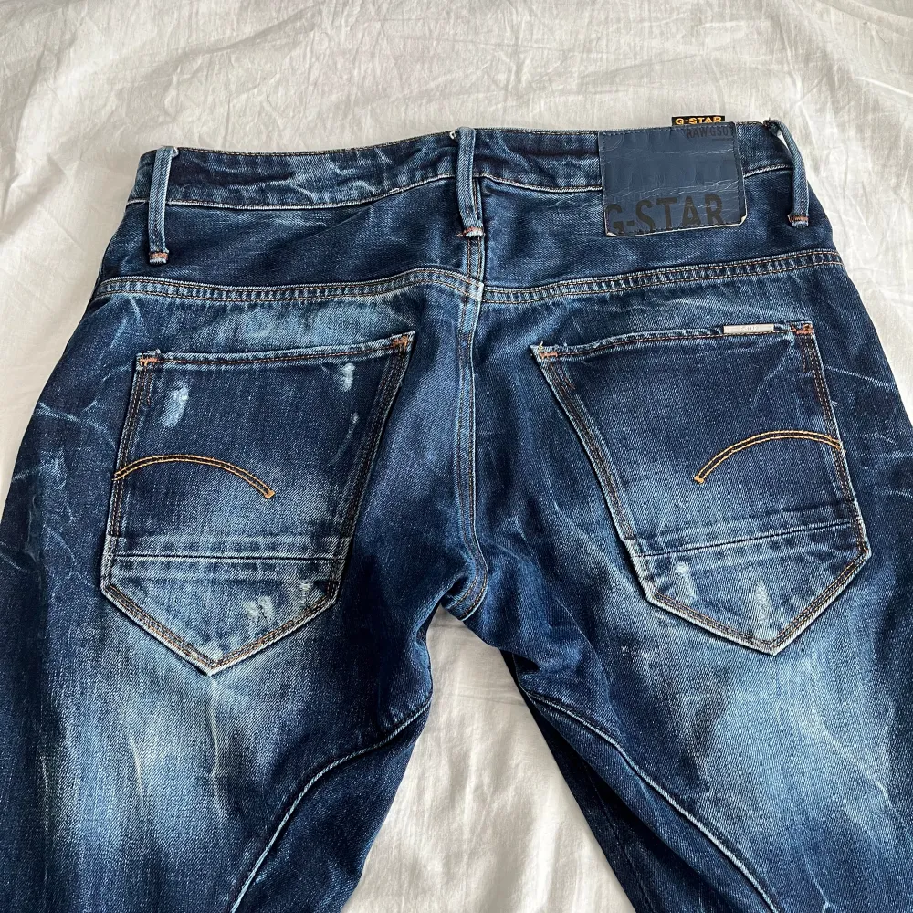 Snygga slim fit G-star jeans i fint skick. Använt fåtal gånger och det finns inga defekter.. Jeans & Byxor.