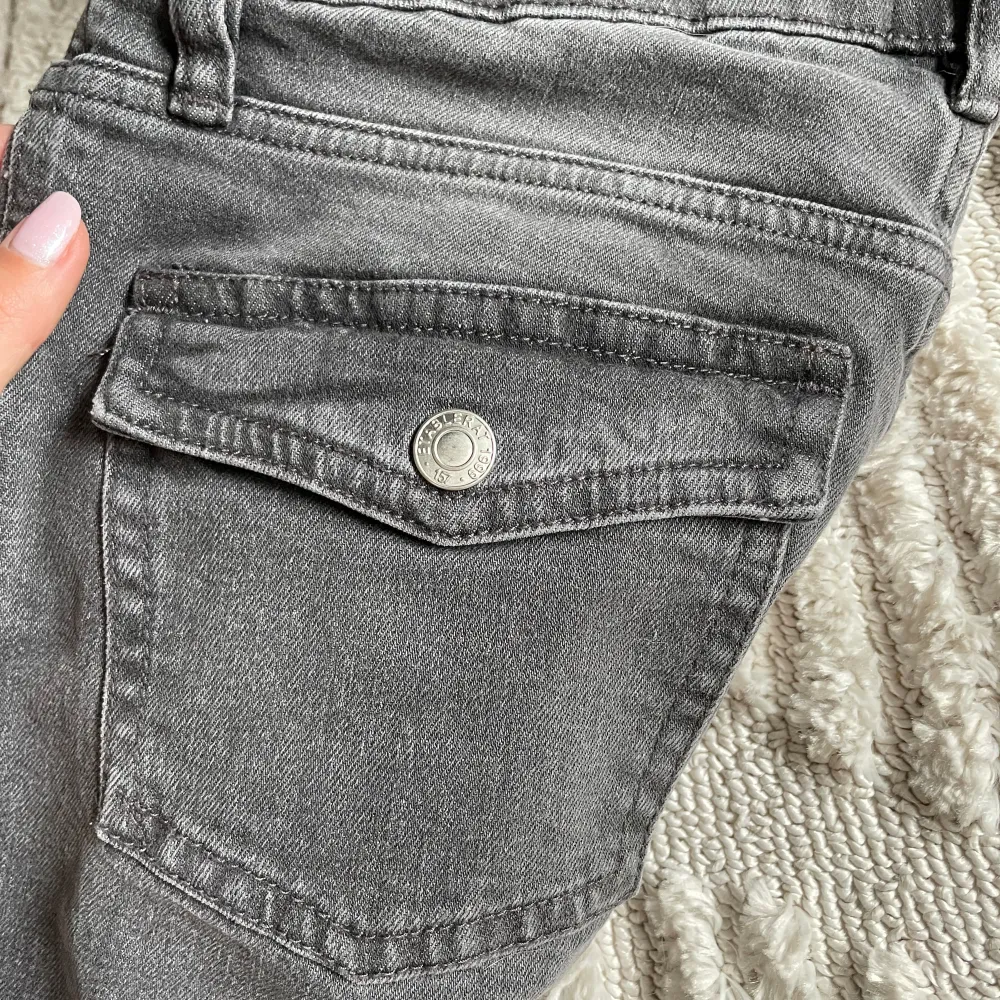 Helt nya bootcut jeans. Storlek M men passar mig som vanligtvis har S/36 och är 165cm, lite för långa så passar 170. . Jeans & Byxor.