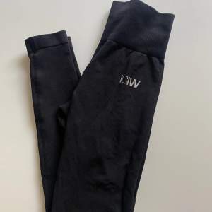 Säljer ett par svarta  ICIW tränings tights i st XS. Endast använda 2 gånger så de är i mycket bra skick.
