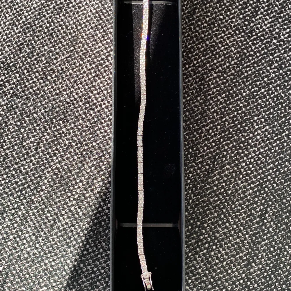 vacker moissanite tennisarmband 3mm i 925 silver och är 20,32cm lång, kommer med gra certifikat och visar som diamant med diamant testare.. Accessoarer.