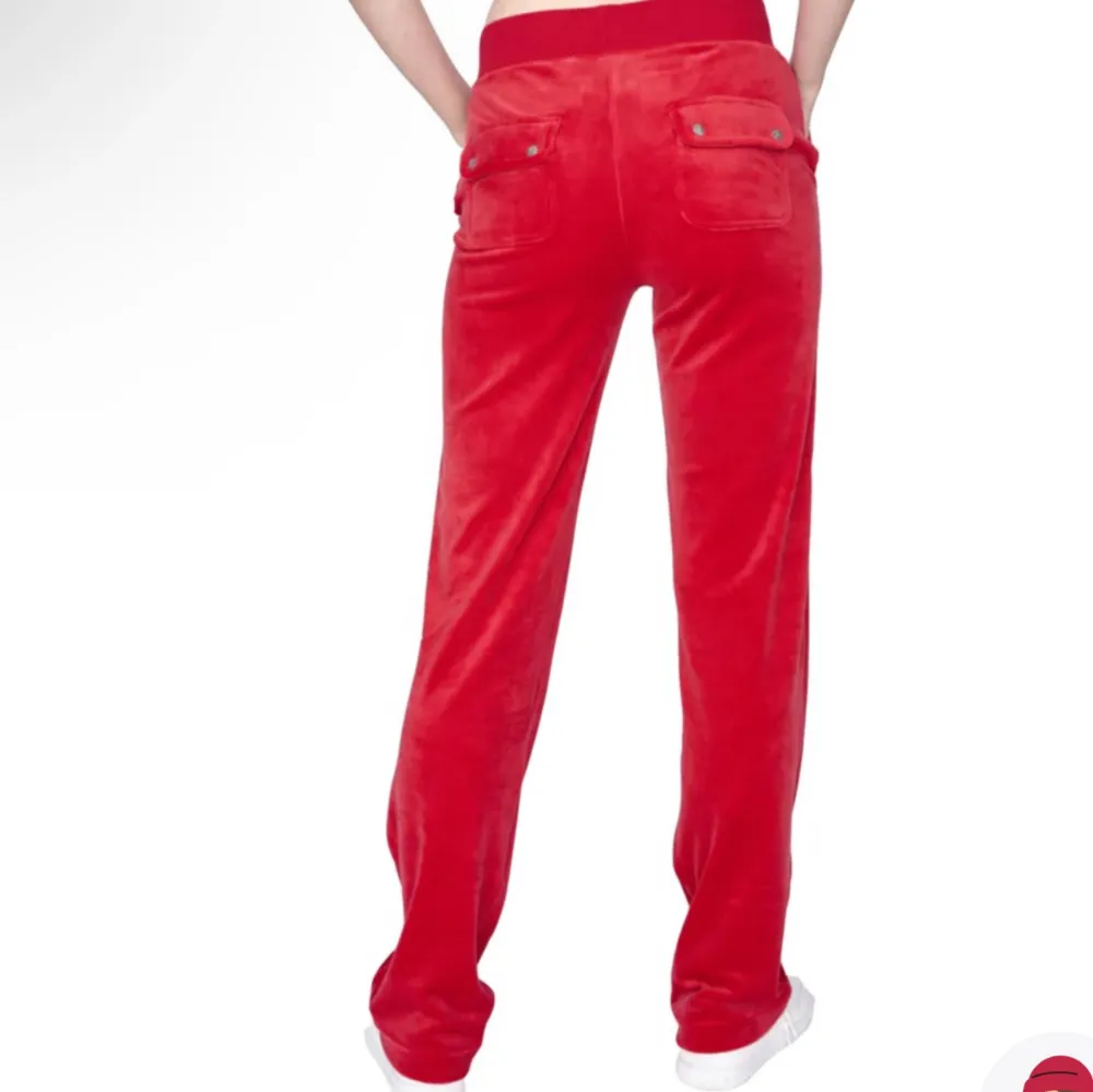 Röda juicy couture!  nyskick,nypris 1200kr jag säljer för 750kr priset går att diskutera. Stolek XS . Jeans & Byxor.