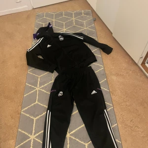 Real Madrid Tracksuit  - Real Madrid Tracksuit stl M, använd 1 gång, säljer pågrund av att den är for stor på mig.
