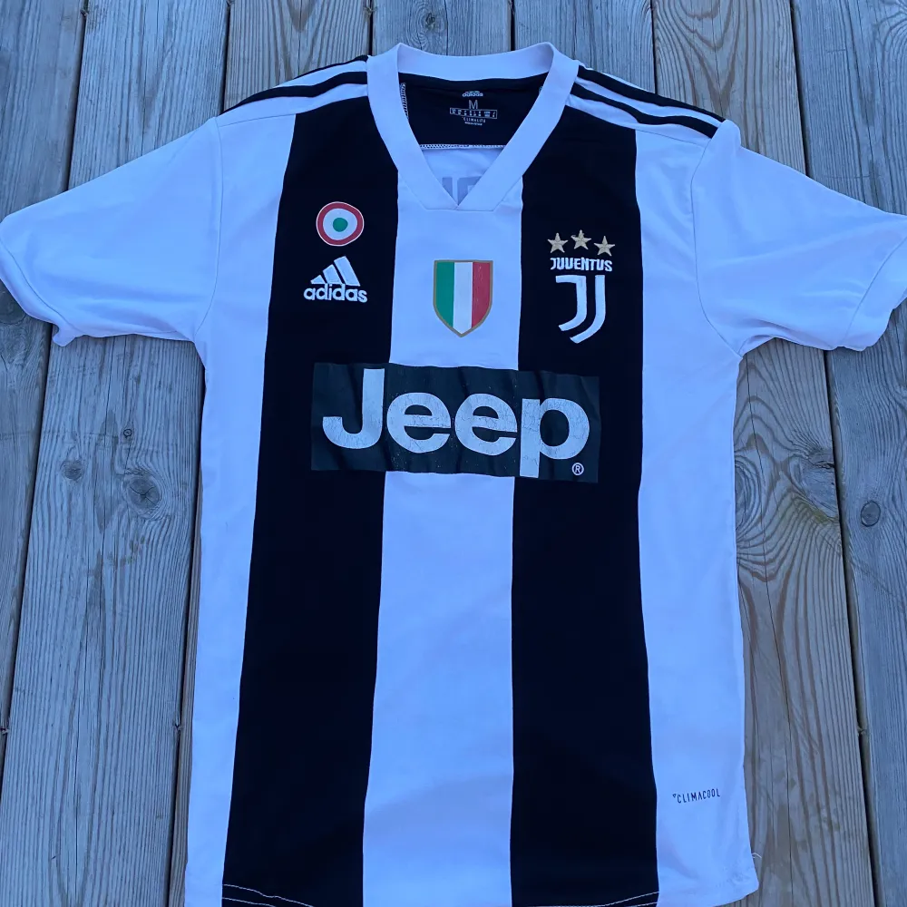 Hej, säljer denna Ronaldo tröja ifrån när han spelade i Juventus, Tröjan är i brukbart skick, finns en deffekt på ”jeep” texten som man kan se på sista bilden. Annars så är tröjan i bra skick. Pris kan diskuteras vid snabb affär! Dalarna_resell. T-shirts.