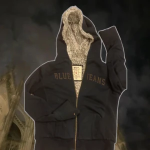 Fluffigt zip up hoodie - Mörk blå fluffigt zip up hoodie som är varm och swaggy. 🤭 S Jag är 170cm/60kg  